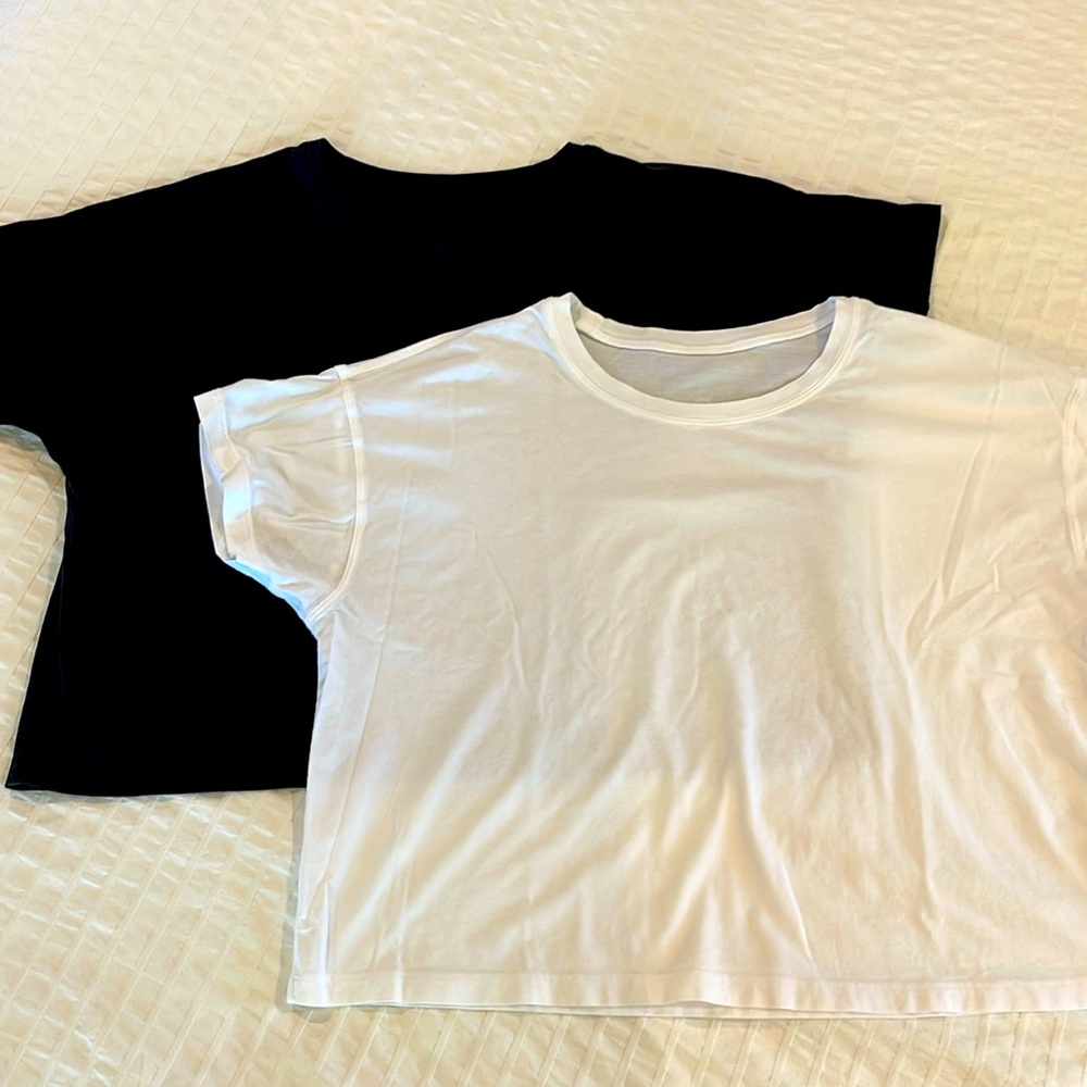 LOT OF 2 Lululemon women’s cropped lightweight tees 8/10